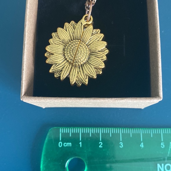 Sunflower necklace - Picture 6 of 6
